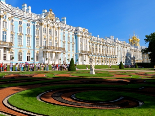 Catherine Palace from the sculpted gardens.